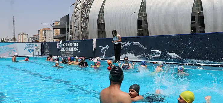 Minik sporcular yüzme kursunda buluştu