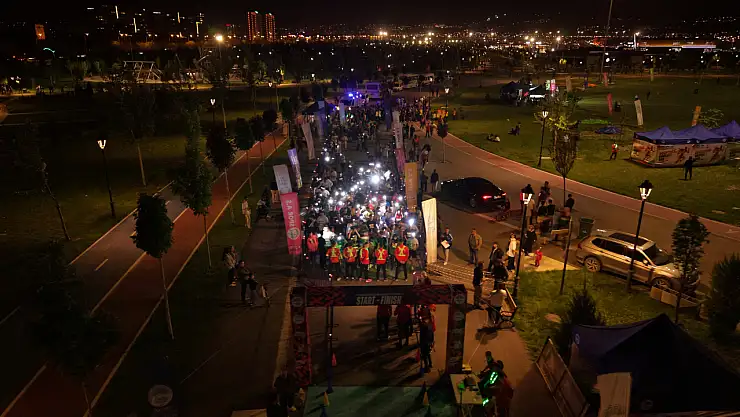 19 Mayıs coşkusu Büyükşehir'in gece koşusuyla taçlandı