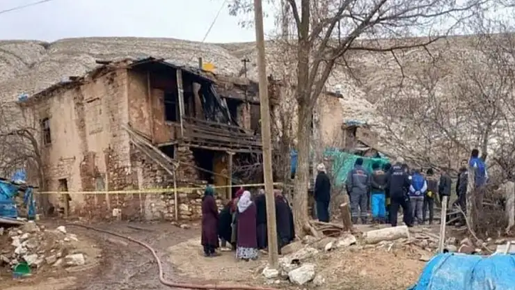 2 katlı evde çıkan yangında 1 kişi yaşamını yitirdi