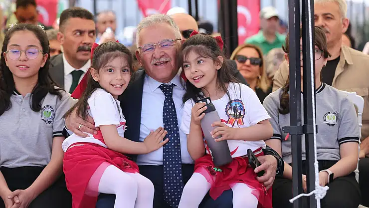 23 Nisan'da çocukların coşkusuna ortak olan Başkan Büyükkılıç, Gesi Bağları'nı söyledi