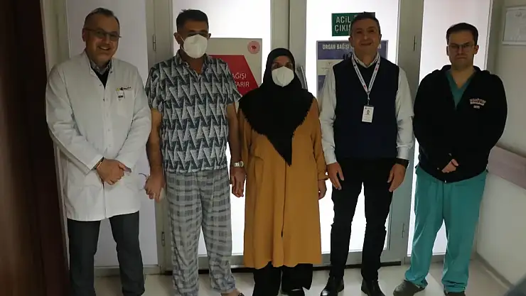 30 yıllık eşine yeni yıl hediyesi olarak böbreğini verdi
