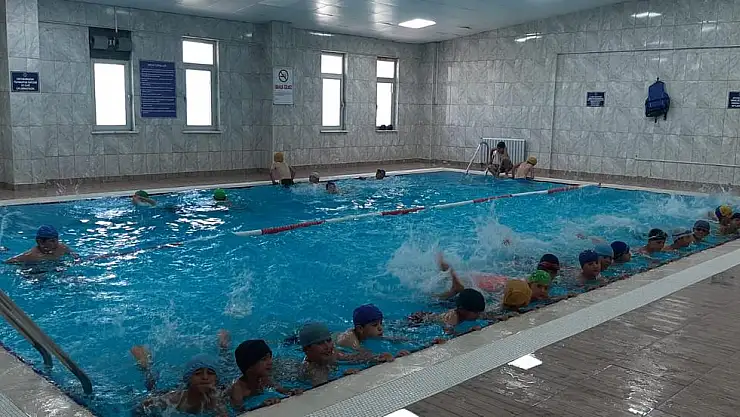 60 BİN KİŞİYE YÜZME KURSU VERDİ