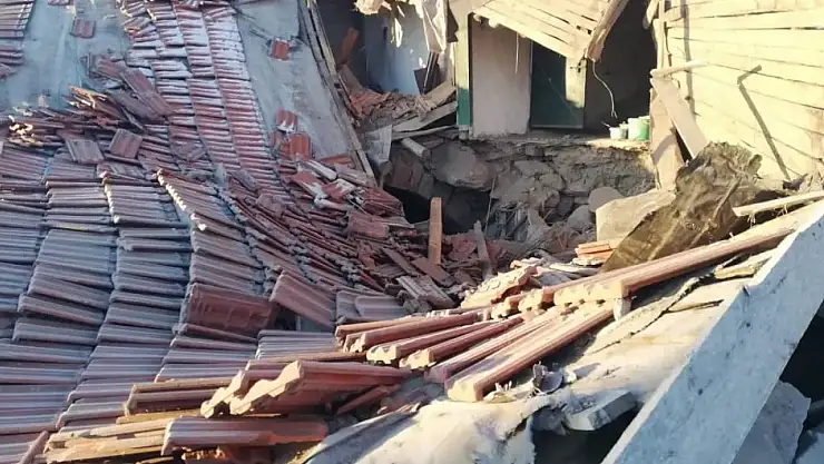 Ahır çöktü 35 koyun 2 eşek telef oldu