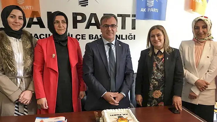 AK PARTİ KADIN KOLLARINDAN PASTALI KUTLAMA