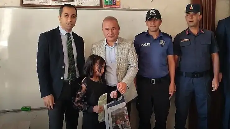 Akkışla Belediye Başkanı öğrencilere kırtasiye seti hediye etti