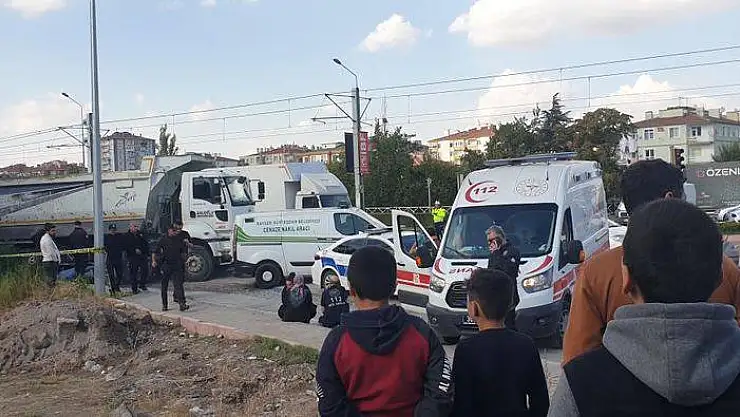 Akülü aracıyla kamyonun altında kalan engelli şahıs yaşamını yitirdi