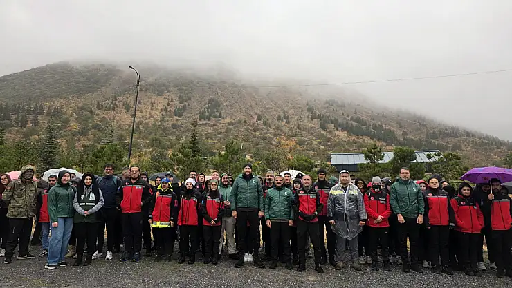 Ali Dağı'nda Yağmur altında yürüyüş
