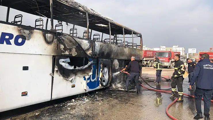 ANTAKYA'DA YOLCU OTOBÜSÜ YANDI