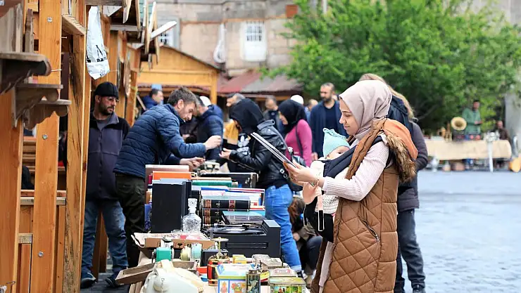 ANTİKA PAZARI TUTKUYA DÖNÜŞTÜ