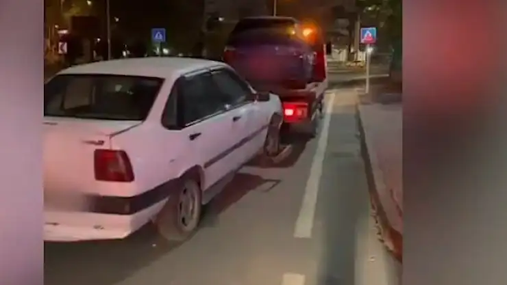 Araçtan havaya ateş açan kişiler kullandıkları silahla beraber yakalandı