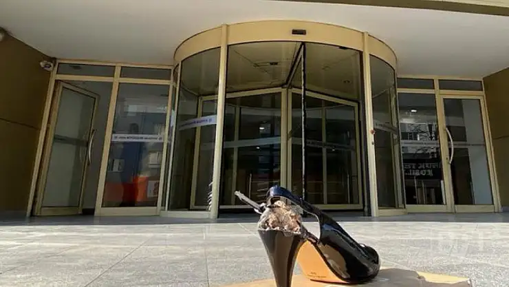 Aydın'da kırık topuklu ayakkabılarla dikkat çeken protesto