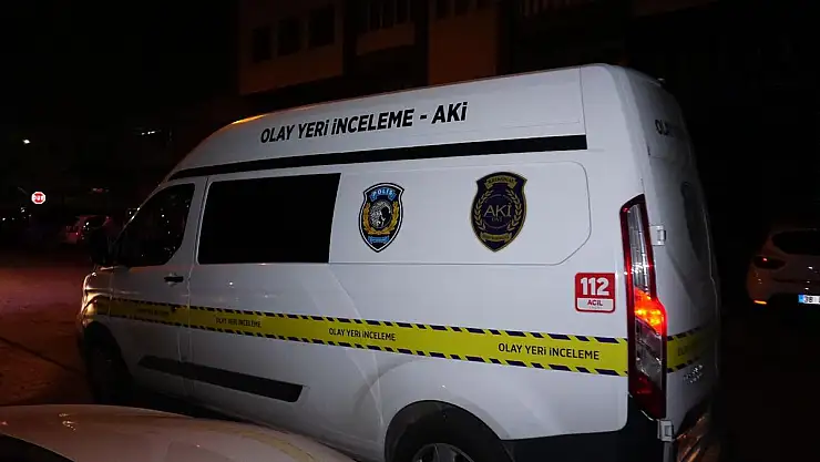 Baba ve oğlunu bıçaklayan şahıs kaçtı