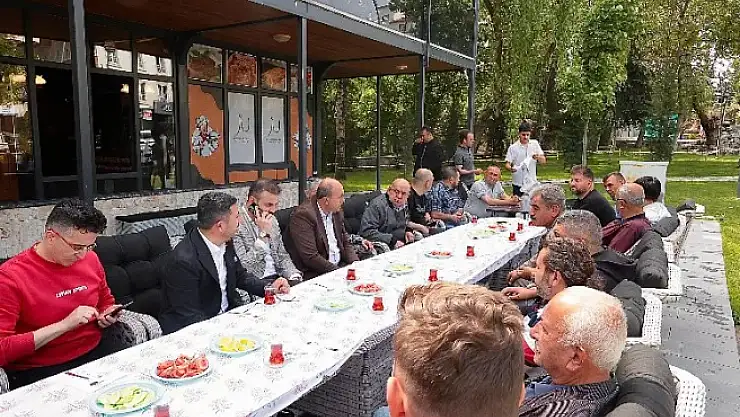 Başkan Arı İstiklal Caddesi'nde esnaflarla bir araya geldi