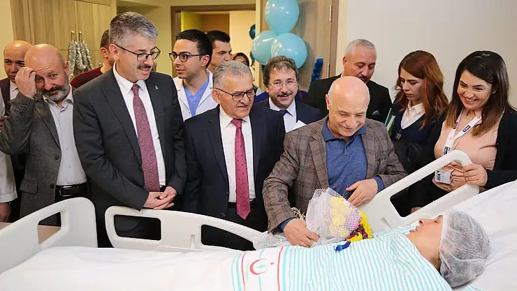 Başkan Büyükkılıç  Yeni Yılın İlk Bebeğine  'Altın Takıp İsim Verdi'