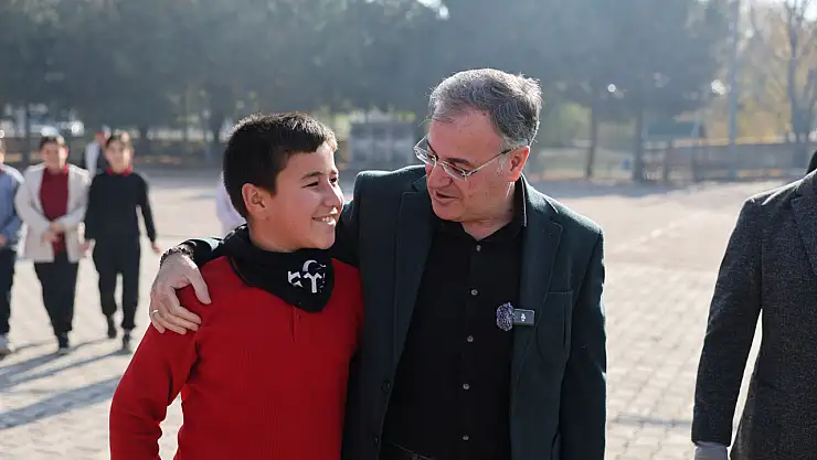 Başkan Özdoğan öğrencilerle fidan dikti