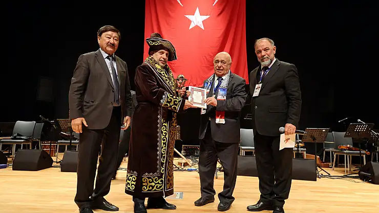 Başkan Yalçın'a 'Türk Dünyası üstün hizmet ödülü'