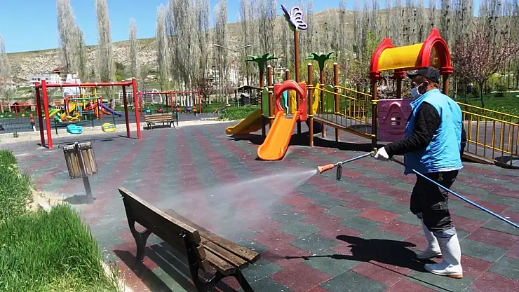 Bayburt Belediyesi parkları dezenfekte etti