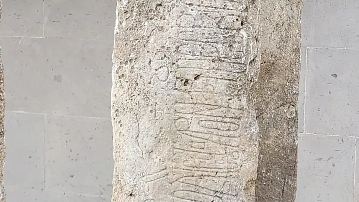 Belgesel çekerken tarihi yazıt buldu