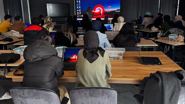 Bilişim Akademisi'nden öğretmen adaylarına robotik eğitim