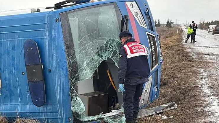 Bolvadin'de cezaevi aracı devrildi: 14 yaralı