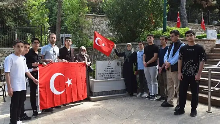 Bursa Yıldırım'da gençlerden şehitlere vefa