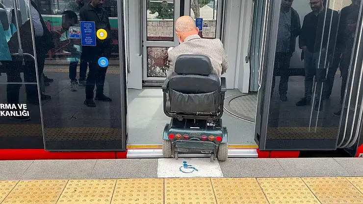 Büyükkılıç, 'Engelli vatandaşlarımız, raylı sistem araçlarına artık daha kolay biniyor'