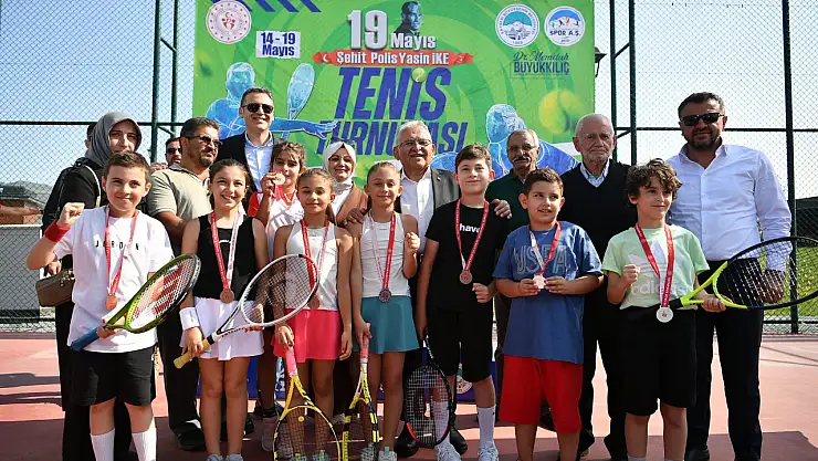 Büyükkılıç, gençlerle sergide buluştu