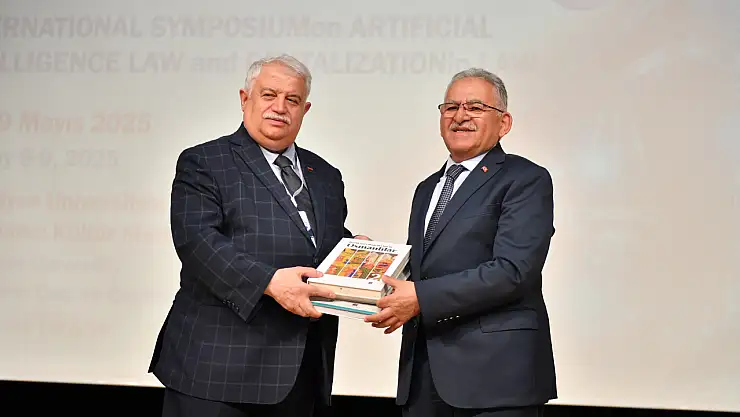 Büyükkılıç, yapay zekâ sempozyumu'nda Kayseri'yi tanıttı