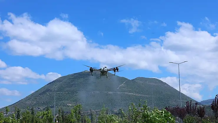 Büyükşehir Belediyesi, yeşil alanları drone ile ilaçlıyor