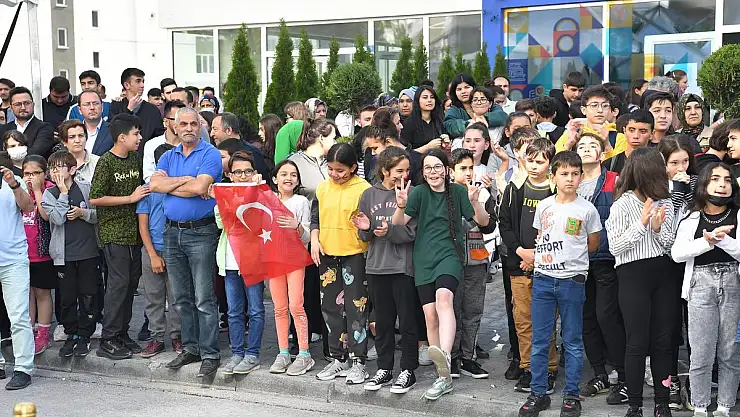 BÜYÜKŞEHİR'DEN ONBİNLERCE KİTAP İLE 'OKUMA AŞKINA' HİZMET
