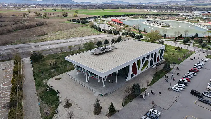 Büyükşehir'in buz pateni pisti, Bayramda ilgi gördü