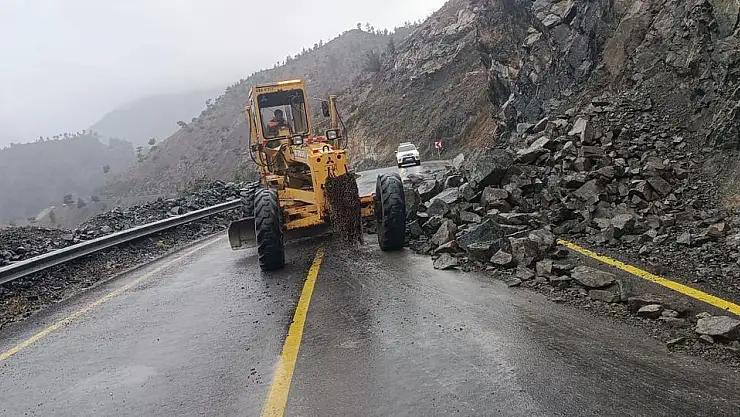 Büyükşehir Kapuzbaşı Yolu'ndaki Heyelana Müdahale Etti