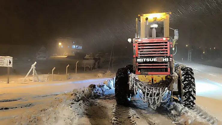 Büyükşehir, karla mücadelede 174 mahalle yolu açtı