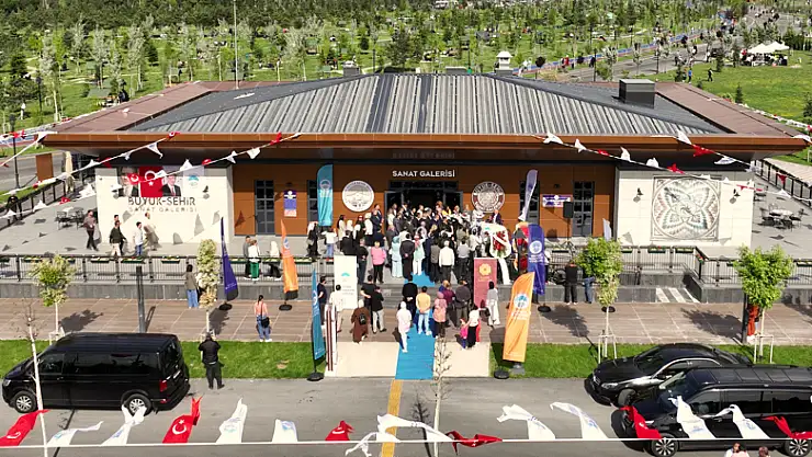 BÜYÜKŞEHİR SANAT GALERİSİ'NE SANATSEVERLERDEN TAM NOT