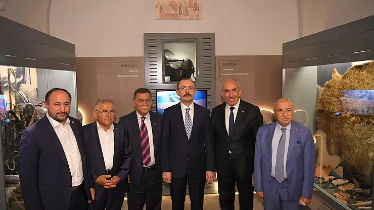 BÜYÜLEYEN MÜZEDE BAKAN'A VİDEOLU ANLATIM