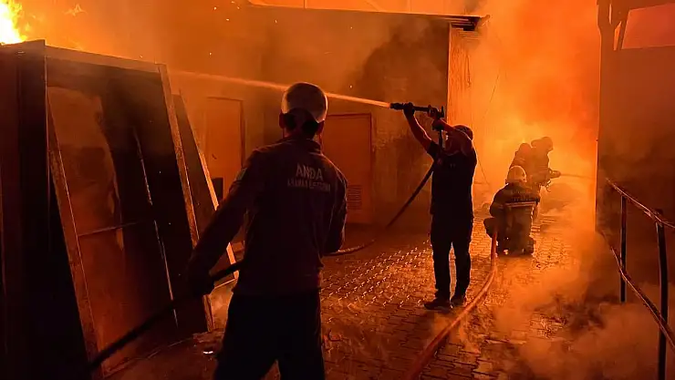 Çelik kapı fabrikasında yangın çıktı