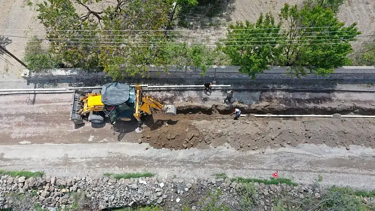 'ÇİFTLİK CADDESİ'NDE 2 KM'LİK İÇME SUYU HATTI YENİLENİYOR'