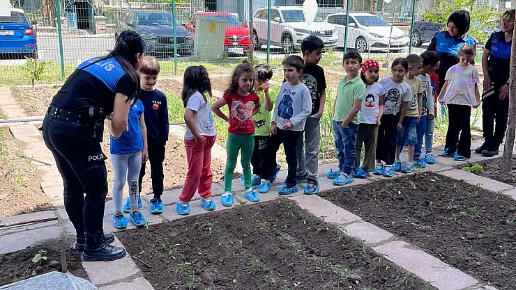 Çocuklarla fide dikimi etkinliği