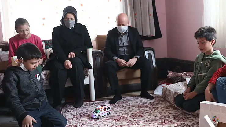 ÇOLAKBAYRAKDAR ÇİFTİ, EV ZİYARETLERİNİ SÜRDÜRÜYOR