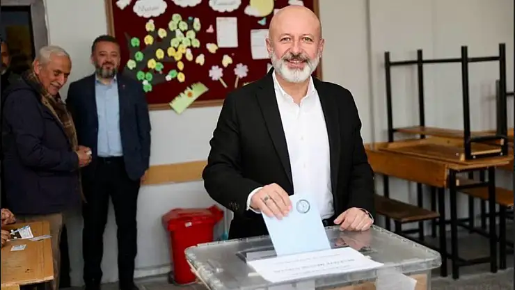 ÇOLAKBAYRAKDAR ÇİFTİ, OYLARINI KULLANDI