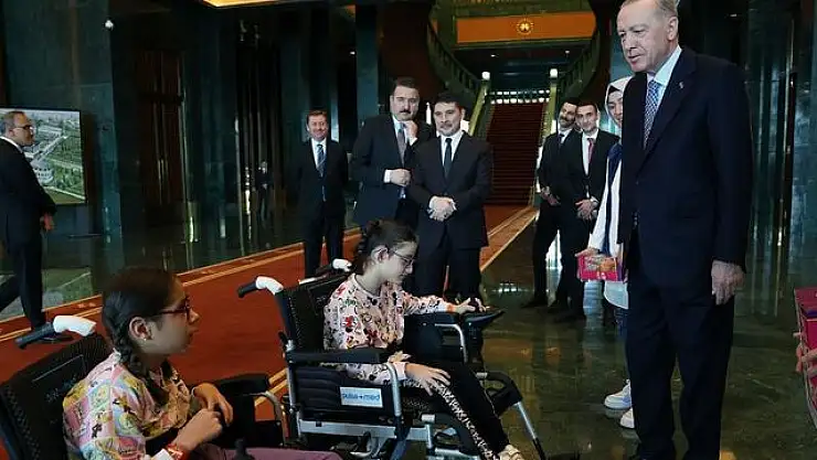 Cumhurbaşkanı Erdoğan, iki kız çocuğunu kabul etti