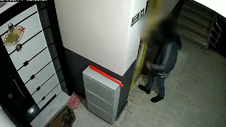 Dakikalar içinde bisiklet hırsızlığı güvenlik kamerasında