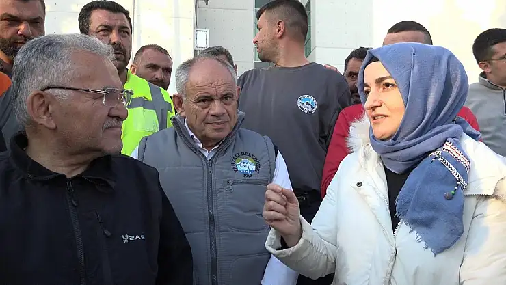 DEPREM BÖLGESİNDE YARALAR SARILIYOR