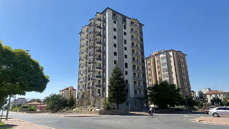 Depremlerde ağır hasar alan 10 katlı binanın yıkımına başlandı