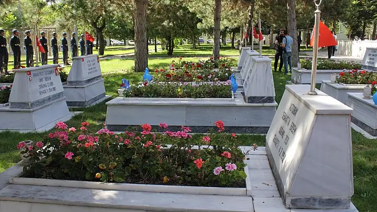 DESTANININ YIL DÖNÜMÜNDE ŞEHİTLİKLERE ZİYARET