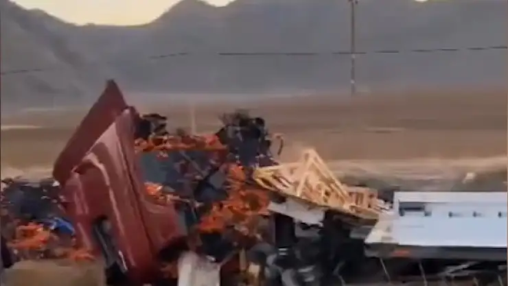 Devrilen TIR'ın sürücüsü hafif yaralandı