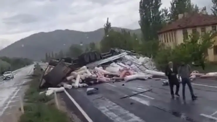 Devrilen TIR'ın taşıdığı malzemeler yola saçıldı