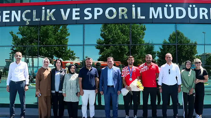 Dünya ikincisi ramazan Baştuğ'a anlamlı karşılama