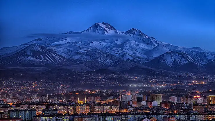 Erciyes Dağı'nın zirvesine kar yağdı