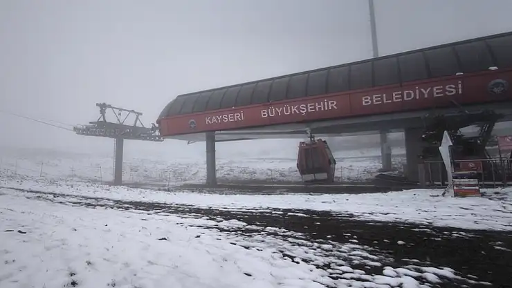 Erciyes'e yeniden kar yağdı: Turizmcilerin yüzü güldü